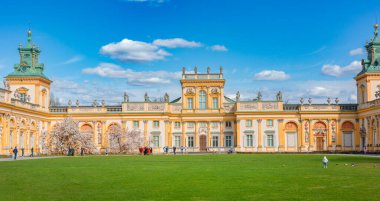 Warszawa, Polonya - 18 Nisan 2022: Polonya 'nın başkenti Varşova' daki Royal Wilanow Sarayı 'nın merkez cephesine odaklan. Parkta bahar, manolya çiçekleri