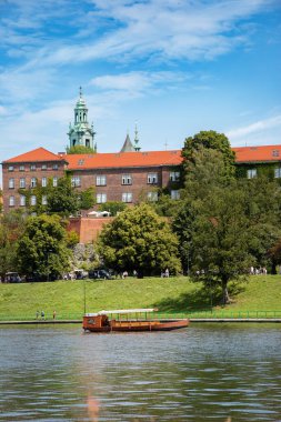 Bahar, Polonya 'nın Krakow kentindeki Vistula Nehri kıyısındaki Wawel Kalesi manzarası, Krakow' da turist yürüyüşleri.