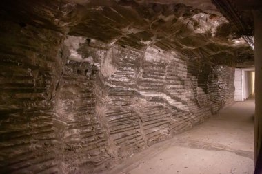 WIELICZKA, POLAND - 30 Haziran: Wieliczka ve Bochnia kraliyet tuz madenlerinin iç görünümü, tuz duvarları ve tavan, yapay ışıklarla loş aydınlatma