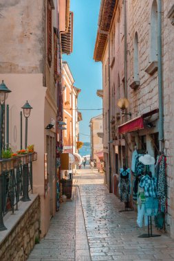 Açık kafeleri olan ve yaz güneşinde yürüyen insanlar olan pitoresk Akdeniz caddesi. Eski mimari ve renkli aksanlı Akdeniz sokağı. Avrupa seyahati ve kültür kavramı