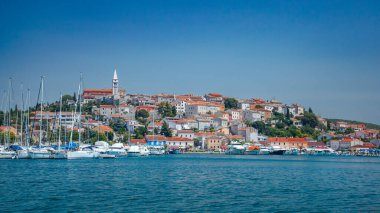 Hırvatistan 'ın pitoresk kıyı kenti Rovinj, geleneksel mimari ve demirli teknelerin yer aldığı sudan izledi. Sahil kasabası, tekneleri ve açık mavi gökyüzü olan marina. Avrupa seyahati