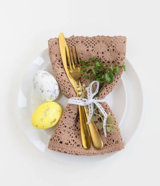 Mutlu Paskalyalar. Paskalya kutlaması. Üst manzara dikey beyaz ve sarı plaka, Paskalya yumurtaları, izole beyaz arka plan. Boşluğu kopyala, metin için yer, pankart.