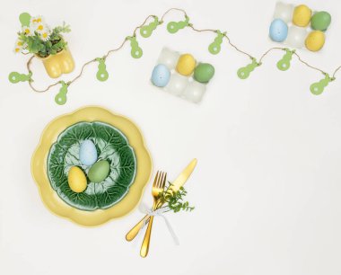 Mutlu Paskalyalar. Paskalya kutlaması. Üst manzara dikey boş yeşil ve sarı plaka, Paskalya yumurtaları, izole beyaz arka plan. Boşluğu kopyala, metin için yer, pankart.