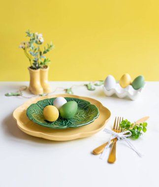 Mutlu Paskalyalar. Paskalya kutlaması. Üst manzara dikey boş yeşil ve sarı plaka, Paskalya yumurtaları, izole beyaz arka plan. Boşluğu kopyala, metin için yer, pankart.