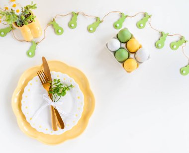 Mutlu Paskalyalar. Paskalya kutlaması. Üst manzara, paskalya yumurtaları, izole edilmiş pastel arka plan. Boşluğu kopyala, metin için yer, pankart