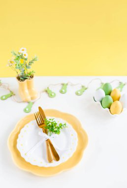 Mutlu Paskalyalar. Paskalya kutlaması. Üst manzara, paskalya yumurtaları, izole edilmiş pastel arka plan. Boşluğu kopyala, metin için yer, pankart