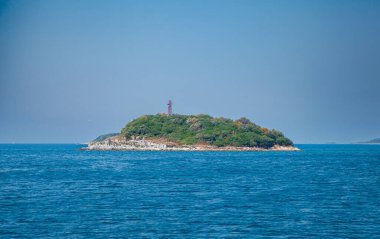 Rovinj, Hırvatistan. Adriyatik Denizi 'nde küçük deniz feneri olan ıssız bir ada. Deniz seyrüsefer ve seyahat kavramı