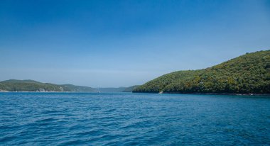 Hırvatistan 'ın eski Rovinj kenti Lim Fjord' un panoramik turnesi. Doğal dağlık ortamda akvaryum balık çiftliği. Sürdürülebilir balıkçılık ve deniz ürünleri üretim kavramı