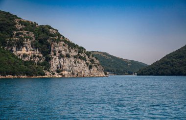 Hırvatistan 'ın eski Rovinj kenti Lim Fjord' un panoramik turnesi. Doğal dağlık ortamda akvaryum balık çiftliği. Sürdürülebilir balıkçılık ve deniz ürünleri üretim kavramı