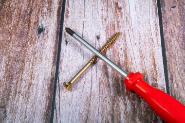 Pirinç ahşap vida keskin iplik ile ahşap tabanda bir tornavida ile çapraz