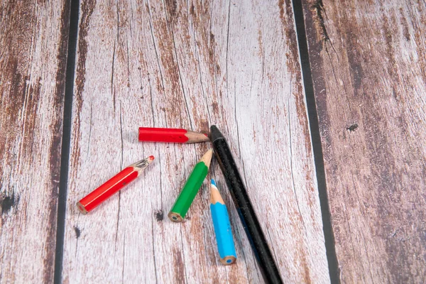 Bleistift Schwarz Mit Kleinen Abgenutzten Buntstiften Auf Holzgrund — Stockfoto
