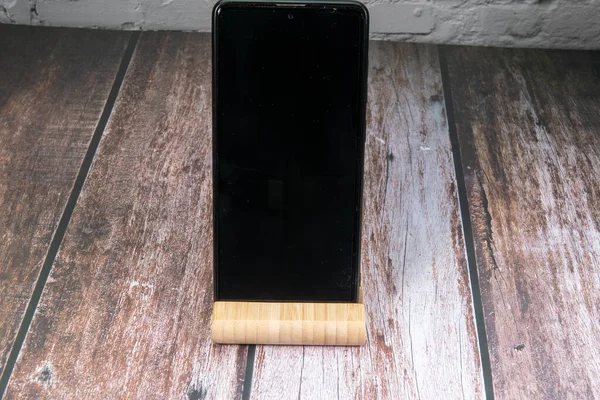 Mobilní Telefon Tmavým Prázdným Handydispaly Pro Text Volný Prostor Dřevěné — Stock fotografie