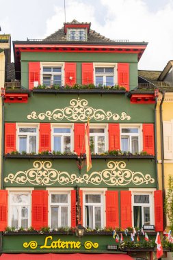 Baden Baden 'deki Fener Evi. Yeşil yüzlü ve kırmızı panjurlu.