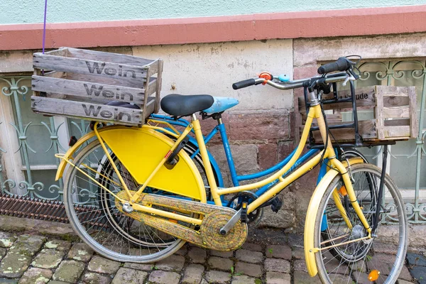 Два Старых Винтажных Велосипеда Желтом Синем Транспортной Корзиной Старого Винного — стоковое фото