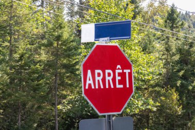 Fransızca 'da dur anlamına gelen 