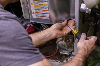Hvac teknisyeni konut havalandırma ünitesinin elektrik parçaları üzerinde çalışıyor. Seçici odak