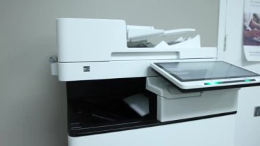 Çoklu işlevli yazıcı ofis ortamında birden fazla belge basıyor, Quebec, modern verimliliği gösteriyor. Seçici odak
