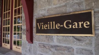 Kamera yavaş çekimde Saint Jerome, Quebec 'teki eski bir taştan tren istasyonundaki vites kolunun önünden geçiyor. Seçici odak