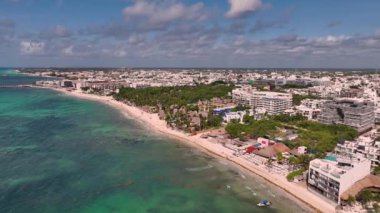 Meksika 'daki Playa del Carmen plajının yavaş çekim görüntüsü turkuaz suları ve beyaz kumları gösteriyor.