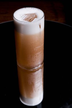 Bir bardak kremalı buzlu kahve.