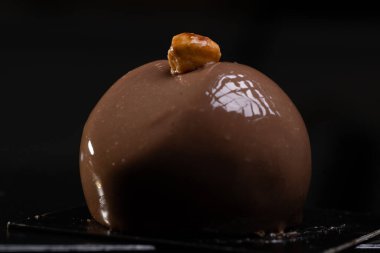 Çikolata soslu ve karamel kaplı çikolatalı trüf.