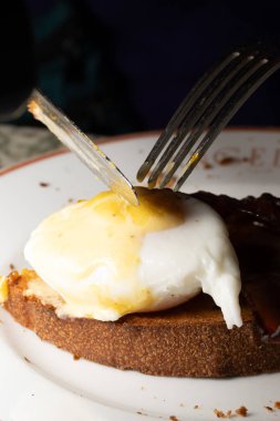 Haşlanmış yumurta ile tost