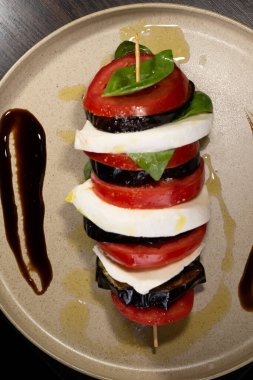 Domates, mozarella ve fesleğenli taze mozzarella salatası.