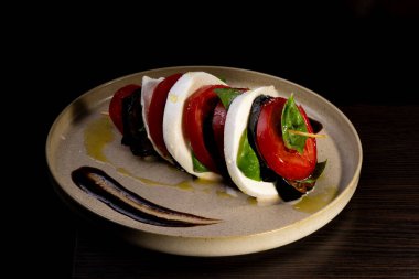 İtalyan presese caprese mozzarella, domates ve fesleğen yapraklı