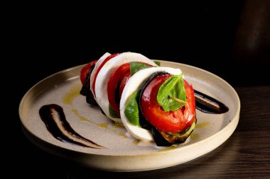 Tabakta taze domates ve mozarella var..