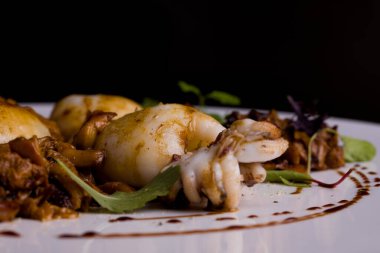 Sarımsak ve bitkilerle kızartılmış midye.