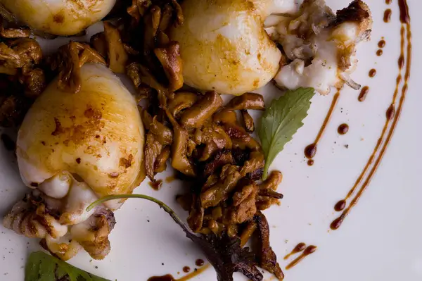 Mantarlı kızarmış tavuk.