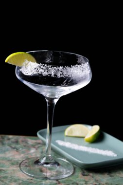 Masada bir bardak taze margarita, yakın plan.