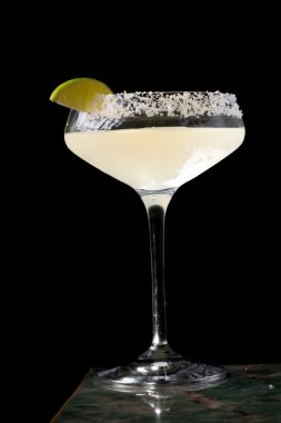 Limonlu ve limonlu bir bardak martini.