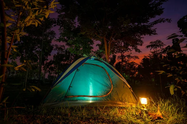 Tenda Nel Tempo Foresta Tramonto Cielo Rosso Lanterne Gas Inverno — Foto Stock