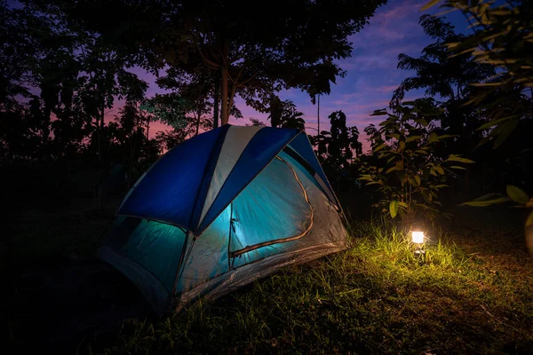 冬の森の中のテント赤い空とガス灯タイ — ストック写真
