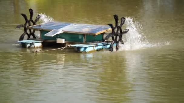 水轮机 带太阳能电池板的氧气涡轮机 用于处理4K废水 软焦距 — 图库视频影像