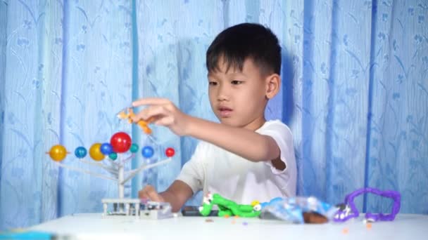 集中アジアの少年生活太陽系のおもちゃ ホームラーニング機器 — ストック動画