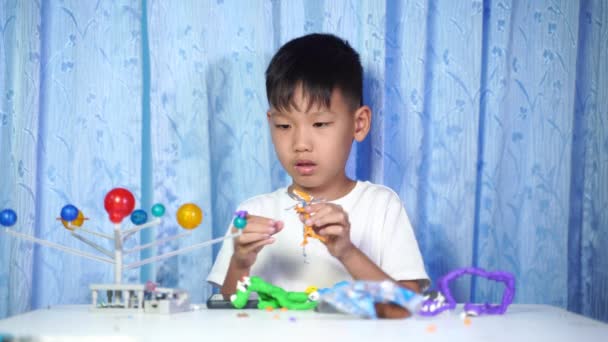 Skoncentrowany Azjatycki Chłopiec Living Solar System Zabawki Home Learning Equipment — Wideo stockowe