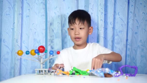 Skoncentrowany Azjatycki Chłopiec Living Solar System Zabawki Home Learning Equipment — Wideo stockowe