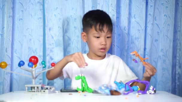 집약적 아시아 소년살아 태양계 장난감 — 비디오