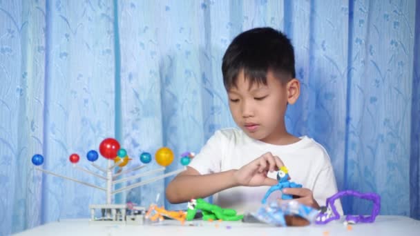 集中アジアの少年生活太陽系のおもちゃ ホームラーニング機器 — ストック動画