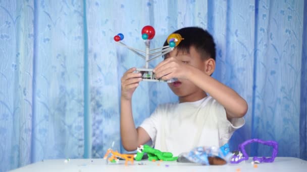 Сконцентрований Азіатський Хлопчик Жива Сонячна Система Іграшки Інструмент Домашнього Навчання — стокове відео