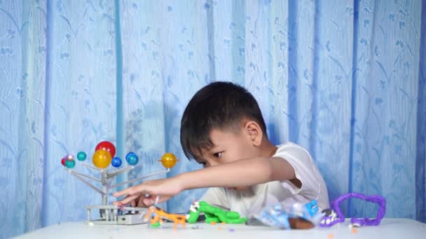 Concentrat Băiat Asiatic Living Jucării Sistem Solar Echipament Învățare Acasă — Videoclip de stoc