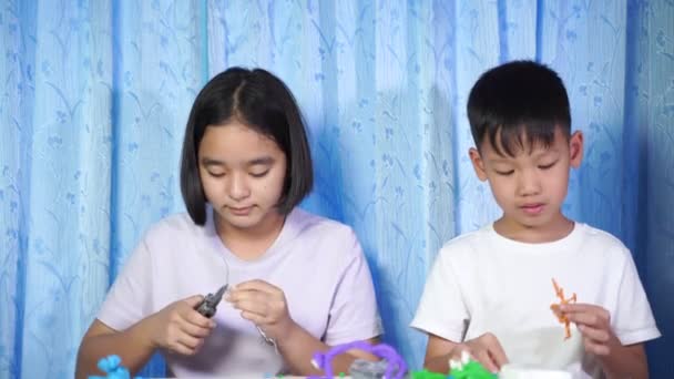 Niño Jugando Con Juguetes Niñas Niños Asiáticos Concentrados Sentarse Hacer — Vídeos de Stock