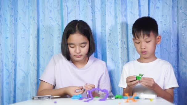 Dítě Hraje Hračkami Koncentrované Asijské Dívky Chlapci Sedět Dělat Panenky — Stock video