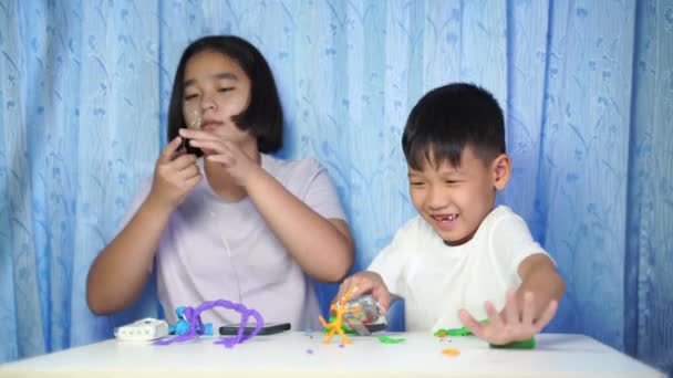 Niño Jugando Con Juguetes Niñas Niños Asiáticos Concentrados Sentarse Hacer — Vídeos de Stock