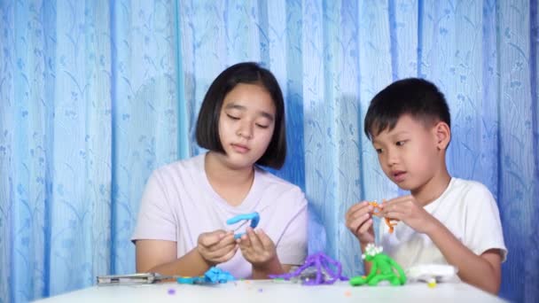 Dziecko Bawiące Się Zabawkami Skoncentrowane Azjatyckie Dziewczyny Chłopcy Siedzieć Robić — Wideo stockowe