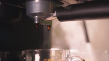 Kahve köpüğüne yakın çekim. Tam otomatik kahve makinesinden çıkan espresso kreması kahve makinesini fincana dönüştürür. yumuşak odak.