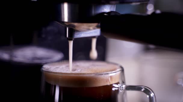 Close Coffee Foam Espresso Crema Comes Out Fully Automatic Coffee — Wideo stockowe