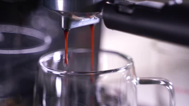 Κοντινό Πλάνο Του Αφρού Καφέ Κρέμα Espresso Βγαίνει Από Την — Αρχείο Βίντεο